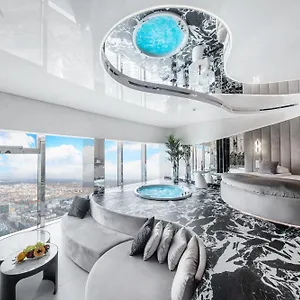 Sky Tower Z Jakuzzi Przy Oknie Apartment